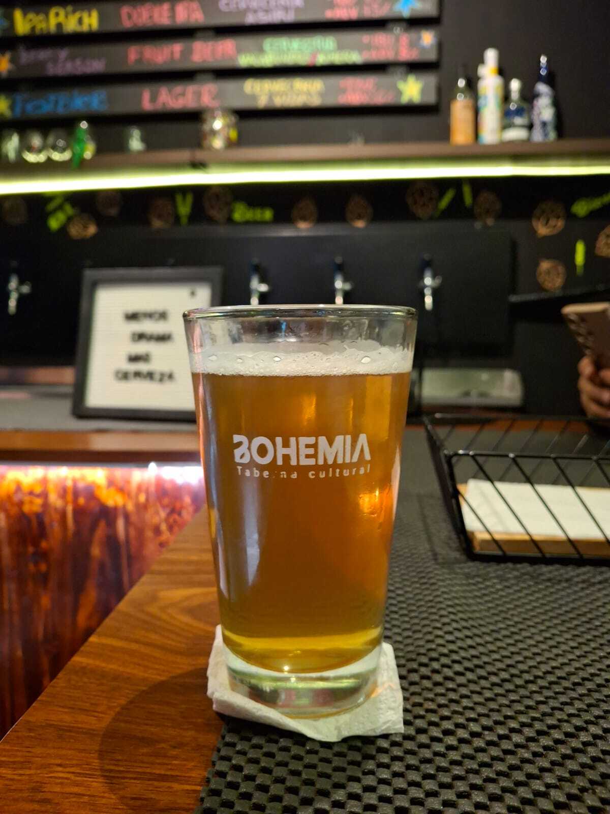 Bar de cerveza artesanal y comunidad cultural en Pueblo Libre: un espacio auténtico donde la música en vinilo, el arte y los eventos alternativos se encuentran para crear experiencias memorables