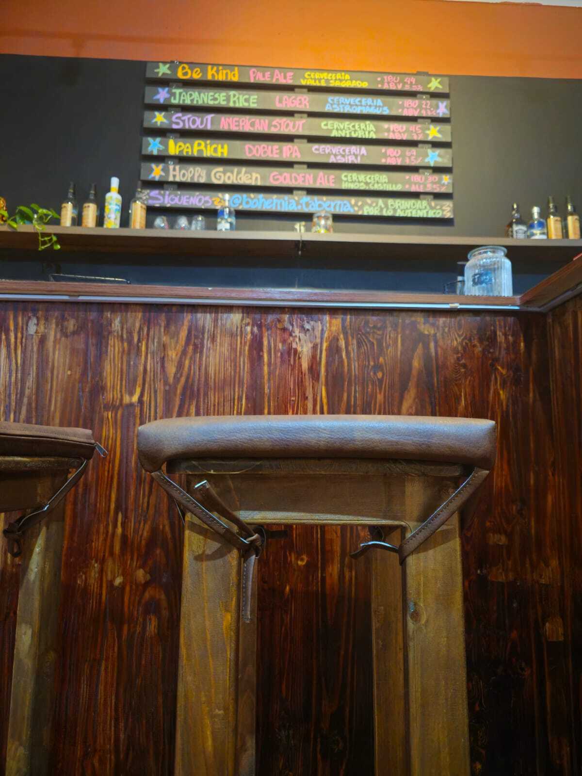 Imagen que representa el propósito del bar: un espacio atemporal donde la cata cervecera se une con el arte, la música y la memoria cultural para ofrecer experiencias significativas y convertirse en un referente cervecero en Lima