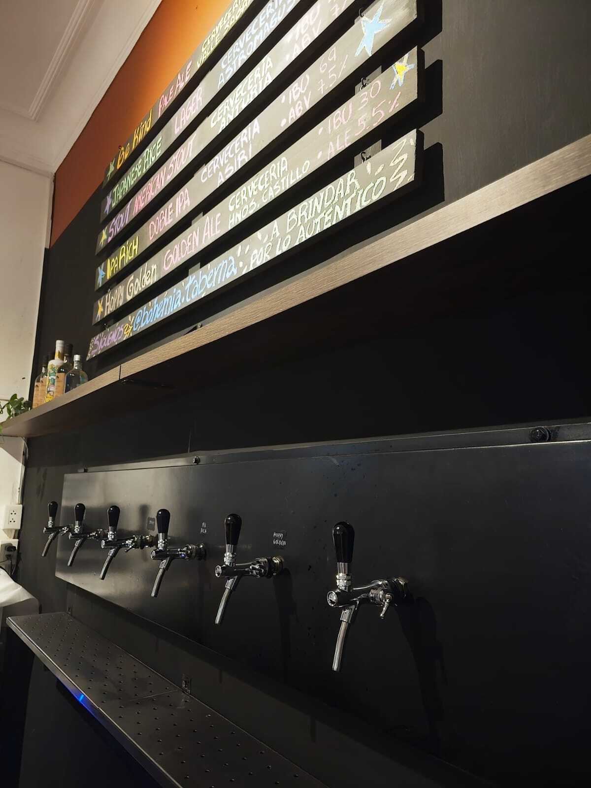 “Imagen que simboliza la esencia del bar: un lugar donde generaciones se conectan a través de cerveza artesanal, arte y música, creando un ambiente atemporal que busca posicionarse como referente cervecero en Lima.